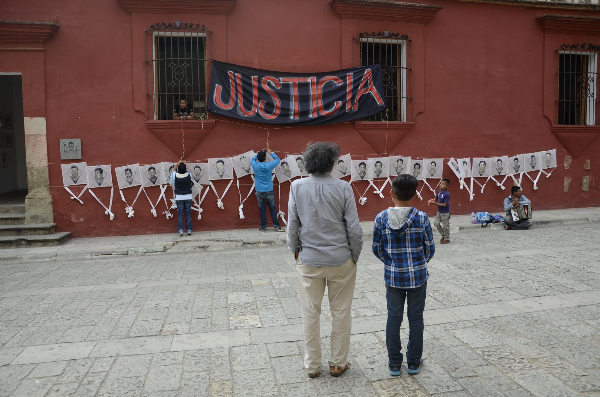 Toledo diseñó papalotes con la imagen de los 43 desaparecidos de Ayotzinapa/Foto:JLP