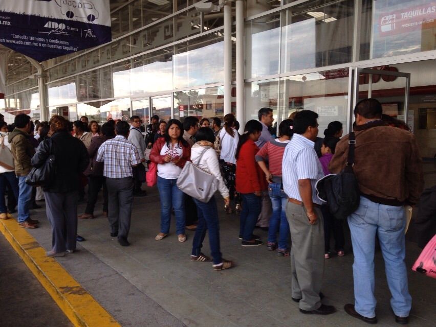 Sección 22 toma terminal de ADO en Oaxaca