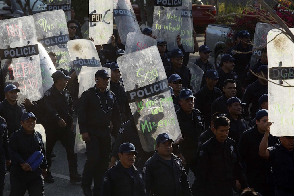 Marchan policías en Oaxaca
