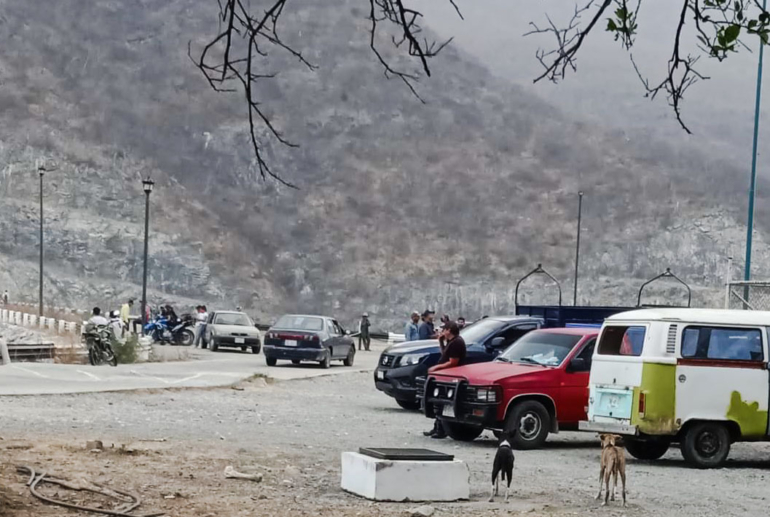 Pobladores de Jalapa del Marqués cierran compuerta de la presa Benito Juárez.