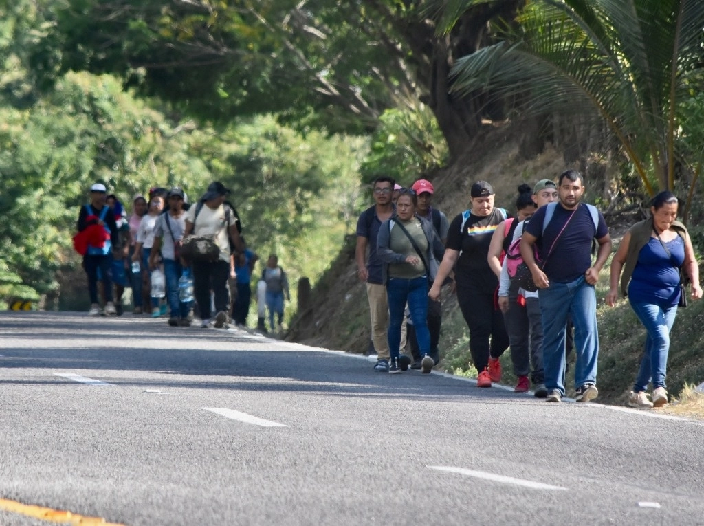 Caravana migrante avanza en Oaxaca rechaza entregarse a cambio de