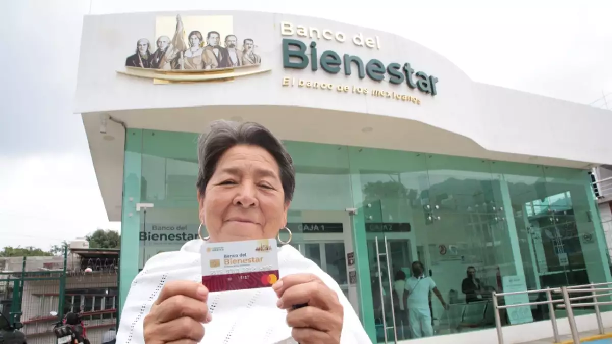 beneficiaria muestra su tarjeta bienestar