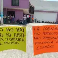 Protestan en juzgado de Tlaxiaco por posible liberación de policías acusados de tortura