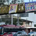 Exhiben a deudores alimentarios en puentes viales; madres e infancias exigen justicia