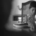 Una mosca se para sobre un lienzo